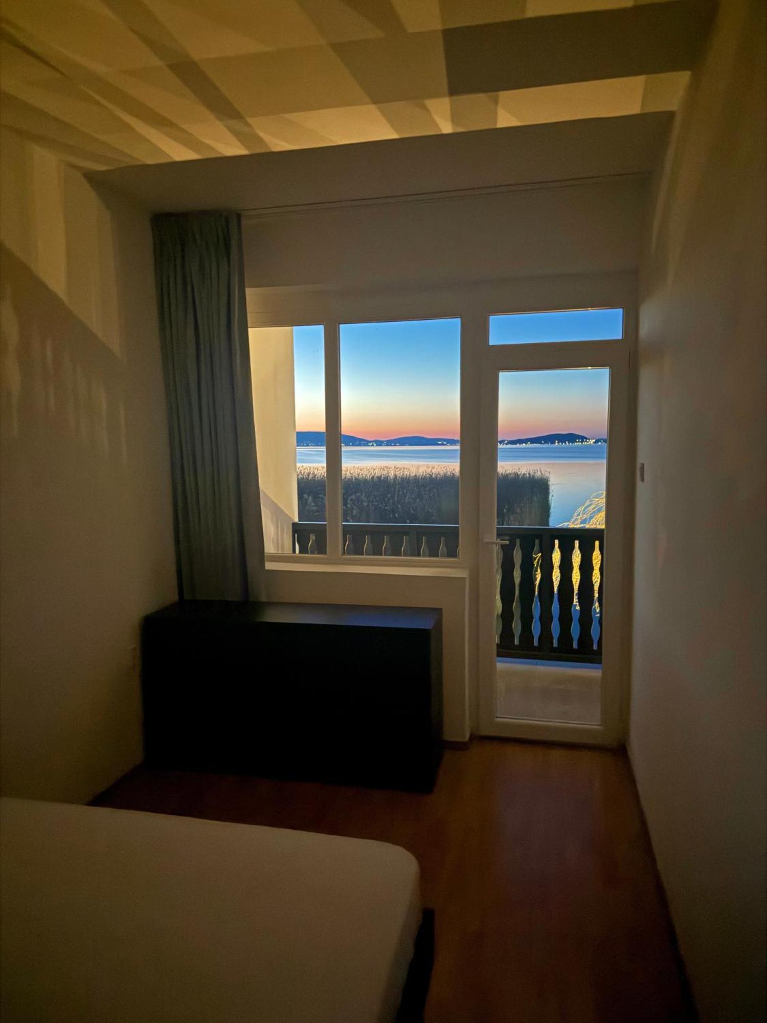 Balaton A Kertben - Balaton In The Garden - Beachfront Houses With Beautiful View, Private Beach بالاتونفينيفيس المظهر الخارجي الصورة