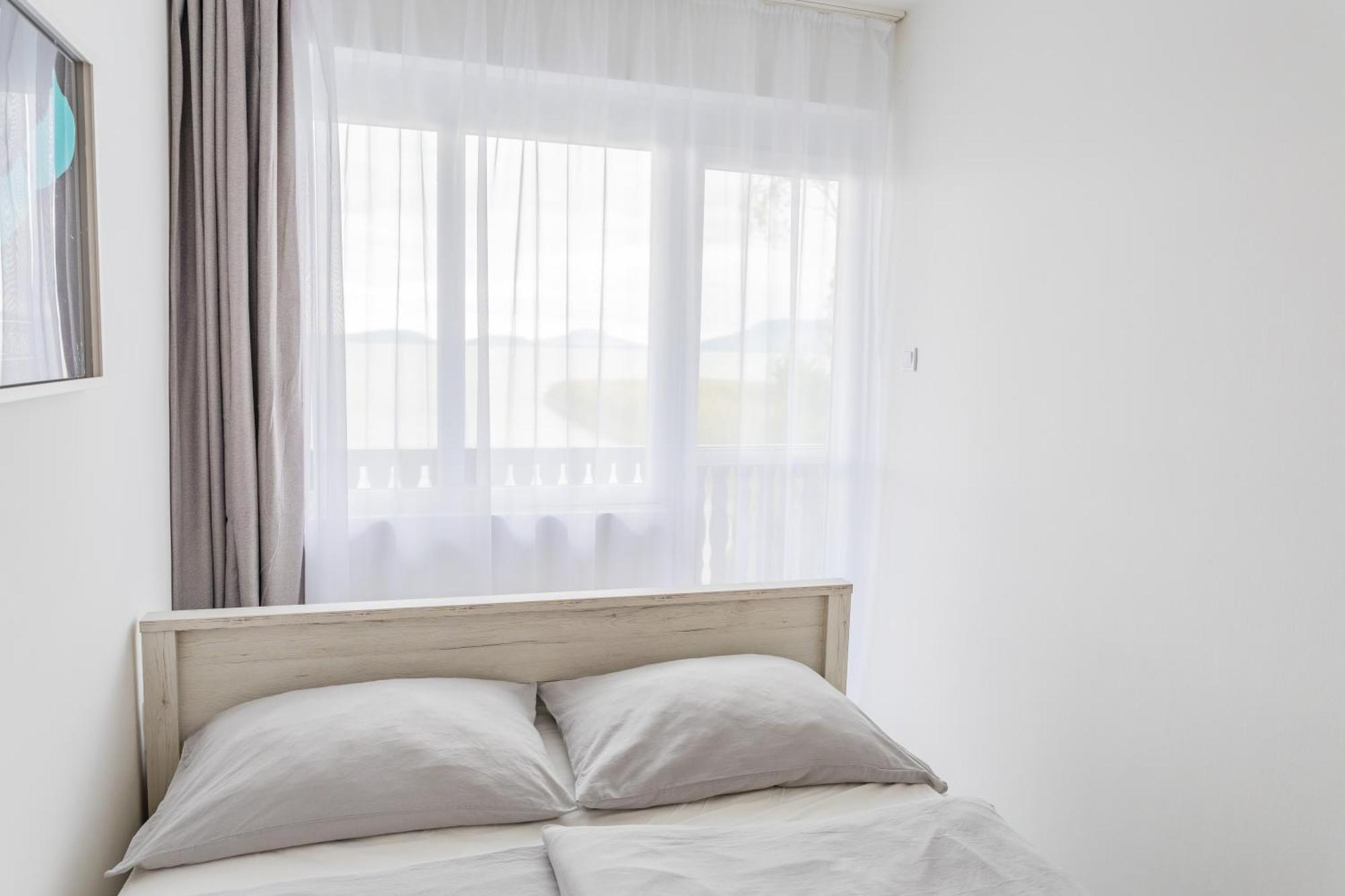 Balaton A Kertben - Balaton In The Garden - Beachfront Houses With Beautiful View, Private Beach بالاتونفينيفيس الغرفة الصورة